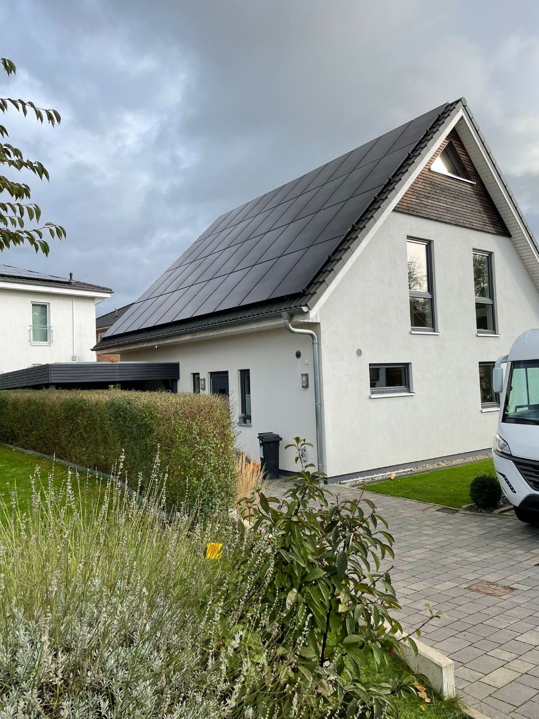 PV-Anlage auf modernem Einfamilienhaus