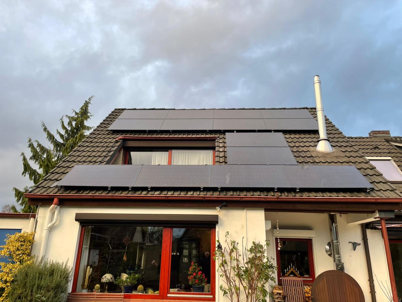 PV-Anlage auf braunem Dach