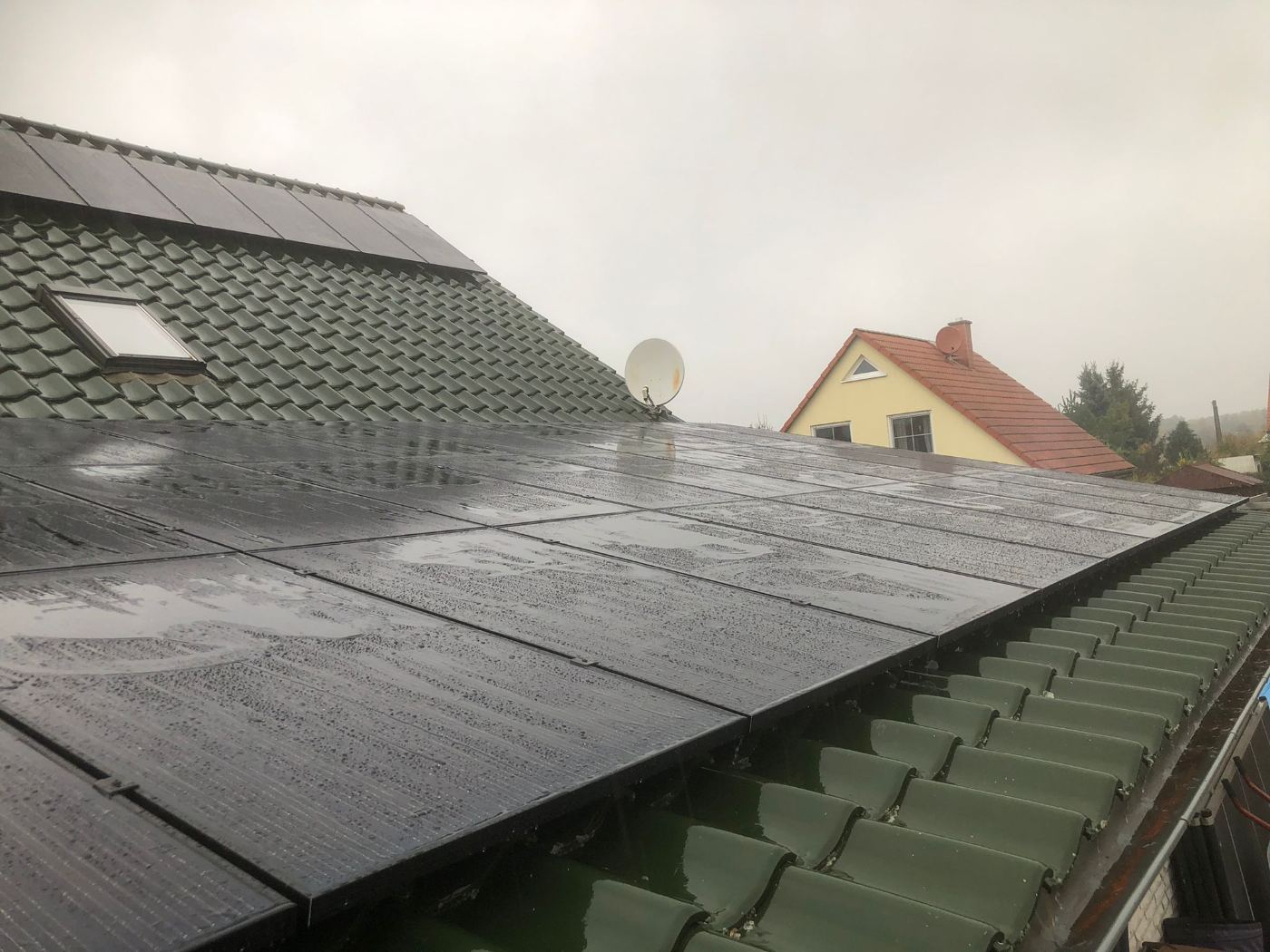 PV-Anlage auf grünem Dach